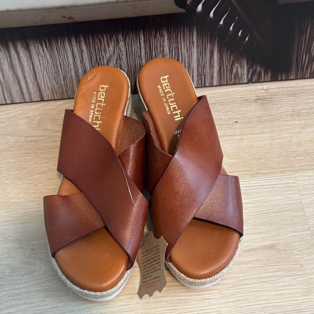 Bertuchi Women's Tan Leather Espadrilles